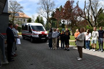 Przekazanie nowego samochodu do Domu Dziecka
